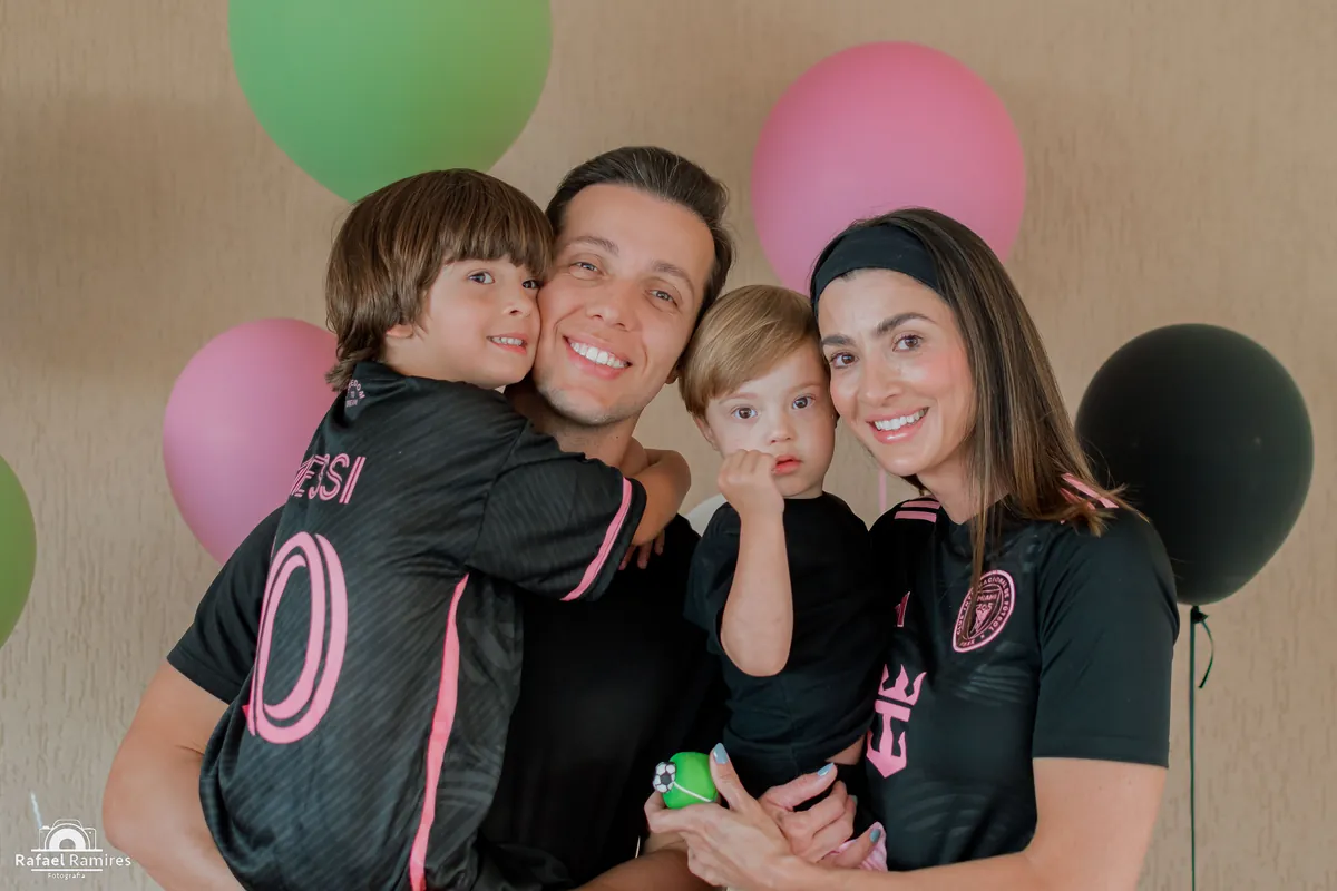 Família com duas crianças em festa de aniversário com balões em Londrina
