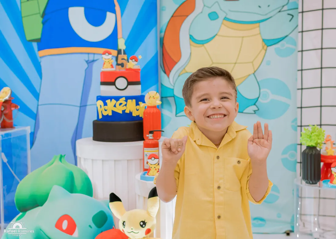 Menino comemorando 5 anos em festa de aniversário tema Pokémon em Londrina
