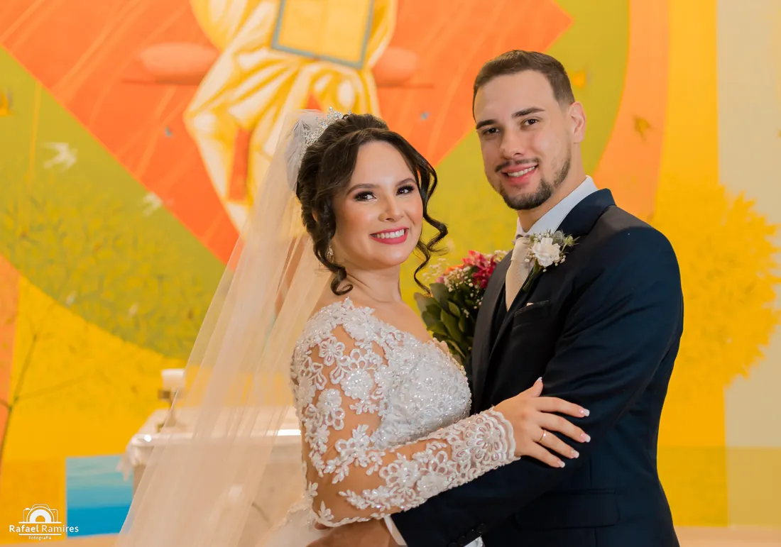 Noivos posando no altar da igreja durante casamento em Londrina