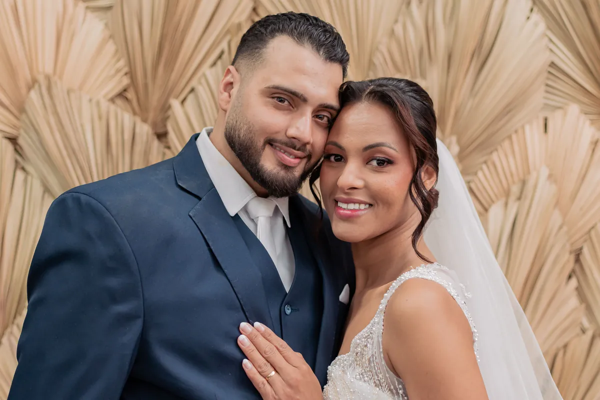 Retrato dos noivos com véu e terno em casamento em Londrina