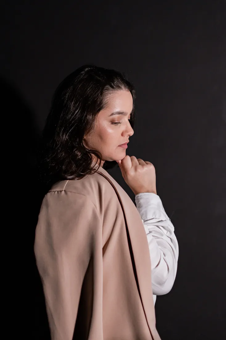Retrato corporativo feminino em fundo escuro para empresa em Londrina