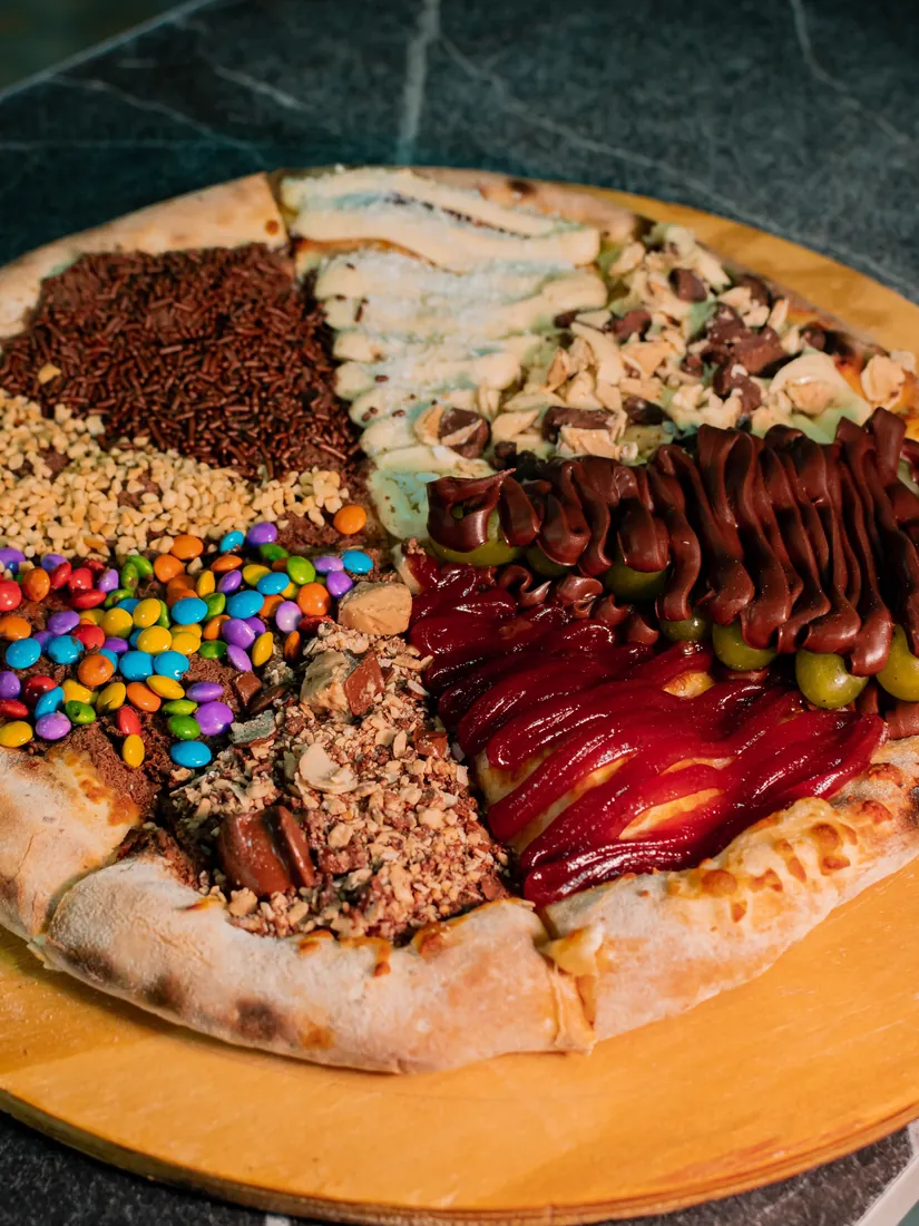 Fotografia de pizza doce em tábua de madeira para pizzaria em Londrina