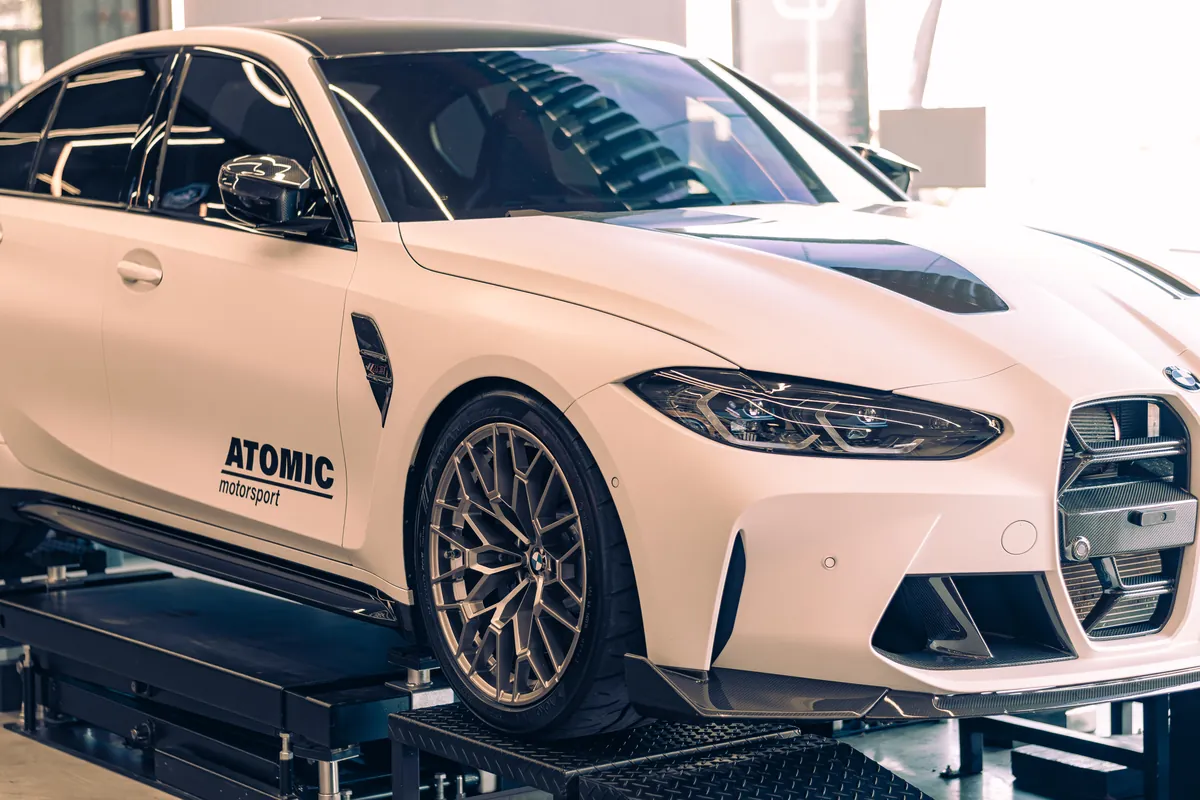 Fotografia de carro esportivo em oficina de preparação em Londrina