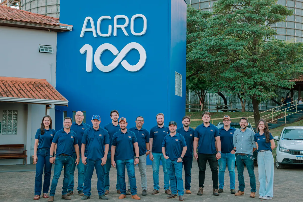 Foto de equipe corporativa em frente à sede da empresa em Londrina
