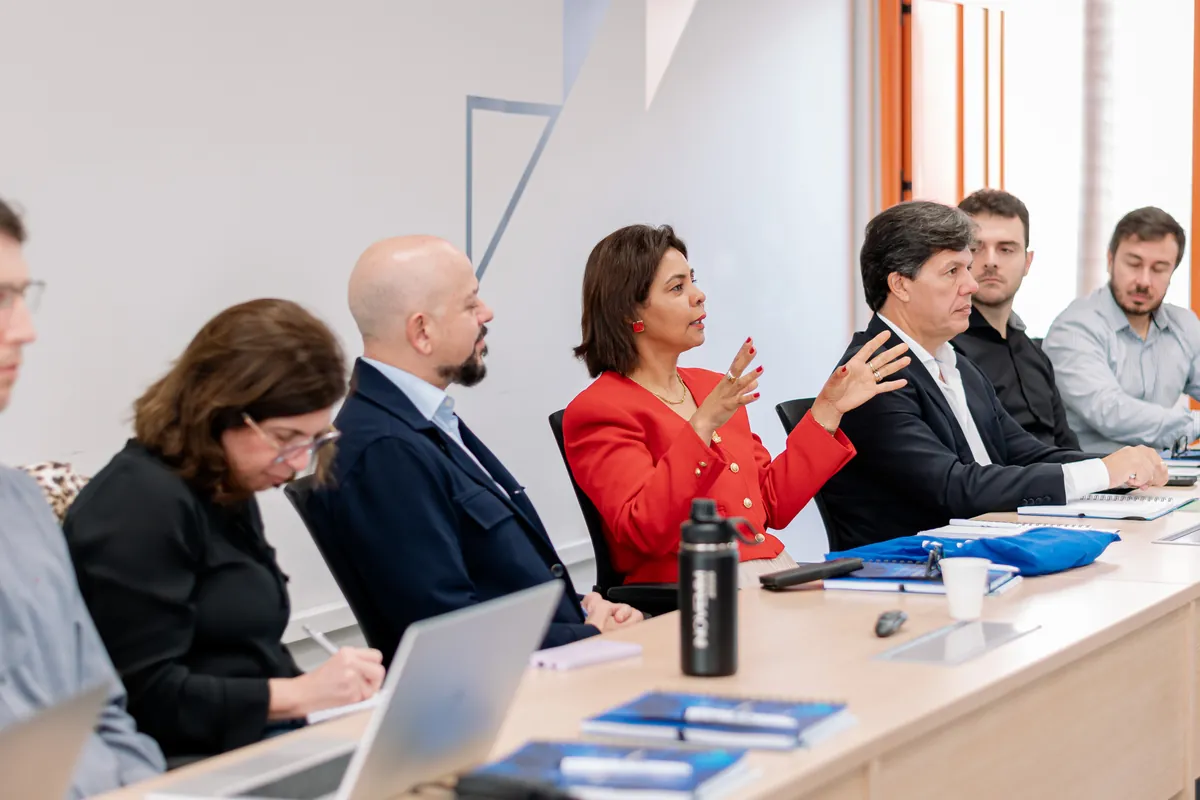 Cobertura fotográfica de reunião corporativa em sala de conferência em Londrina
