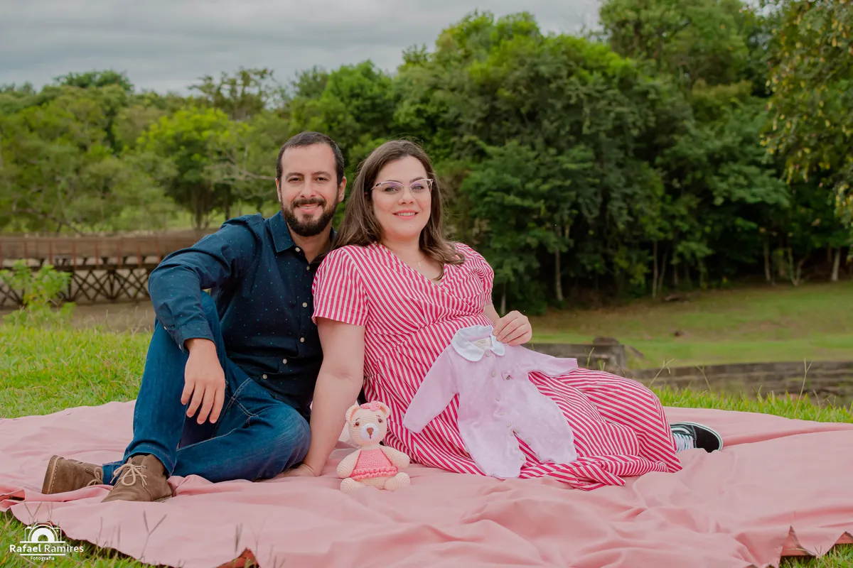 Casal em ensaio gestante ao ar livre em Londrina