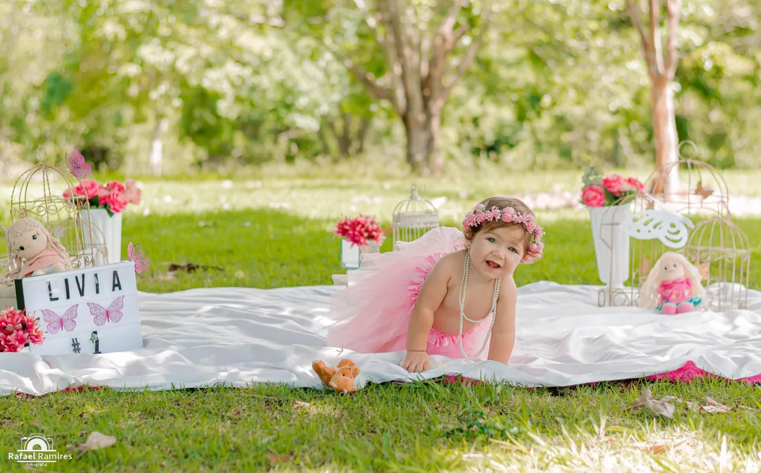 Ensaio de bebê de 1 ano ao ar livre com decoração floral em Londrina