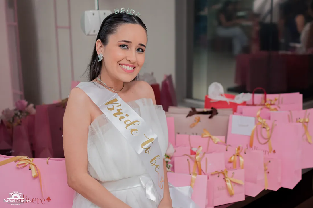 Noiva com faixa Bride to Be em chá de panela em Londrina