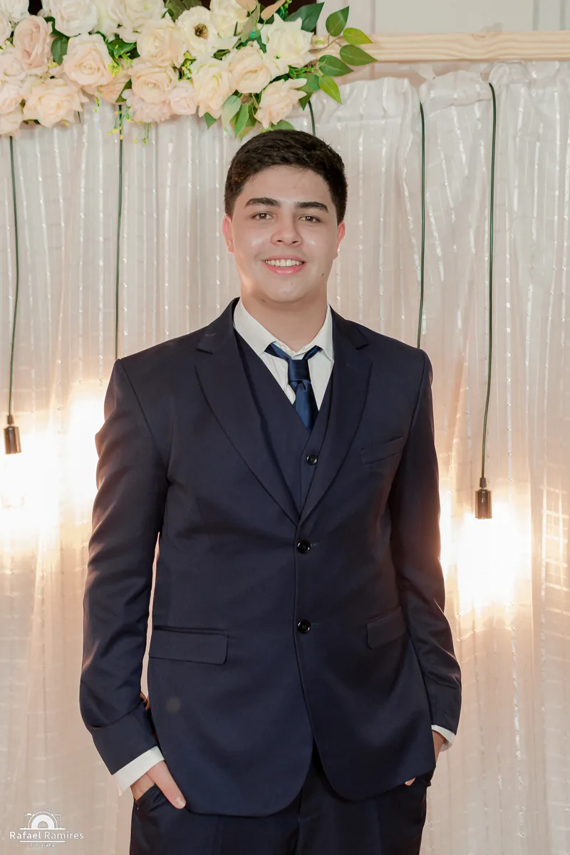 Formando de terno azul-marinho em baile de formatura em Londrina